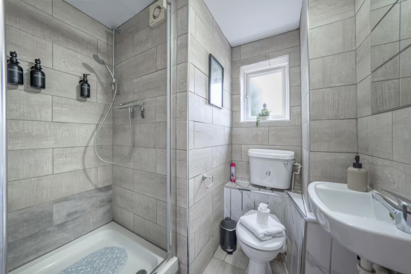 Spacious 4BR High Wycombe Home | Sleeps 8 | Free Parking in 2Hobart Close, England, United Kingdom, HP13 6UF - Property image 22 - VivreStays
