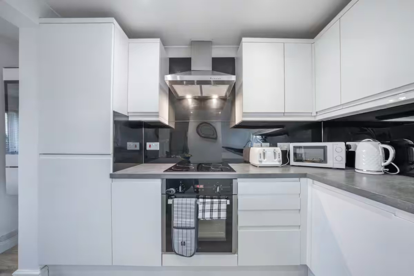Spacious 4BR High Wycombe Home | Sleeps 8 | Free Parking in 2Hobart Close, England, United Kingdom, HP13 6UF - Property image 4 - VivreStays