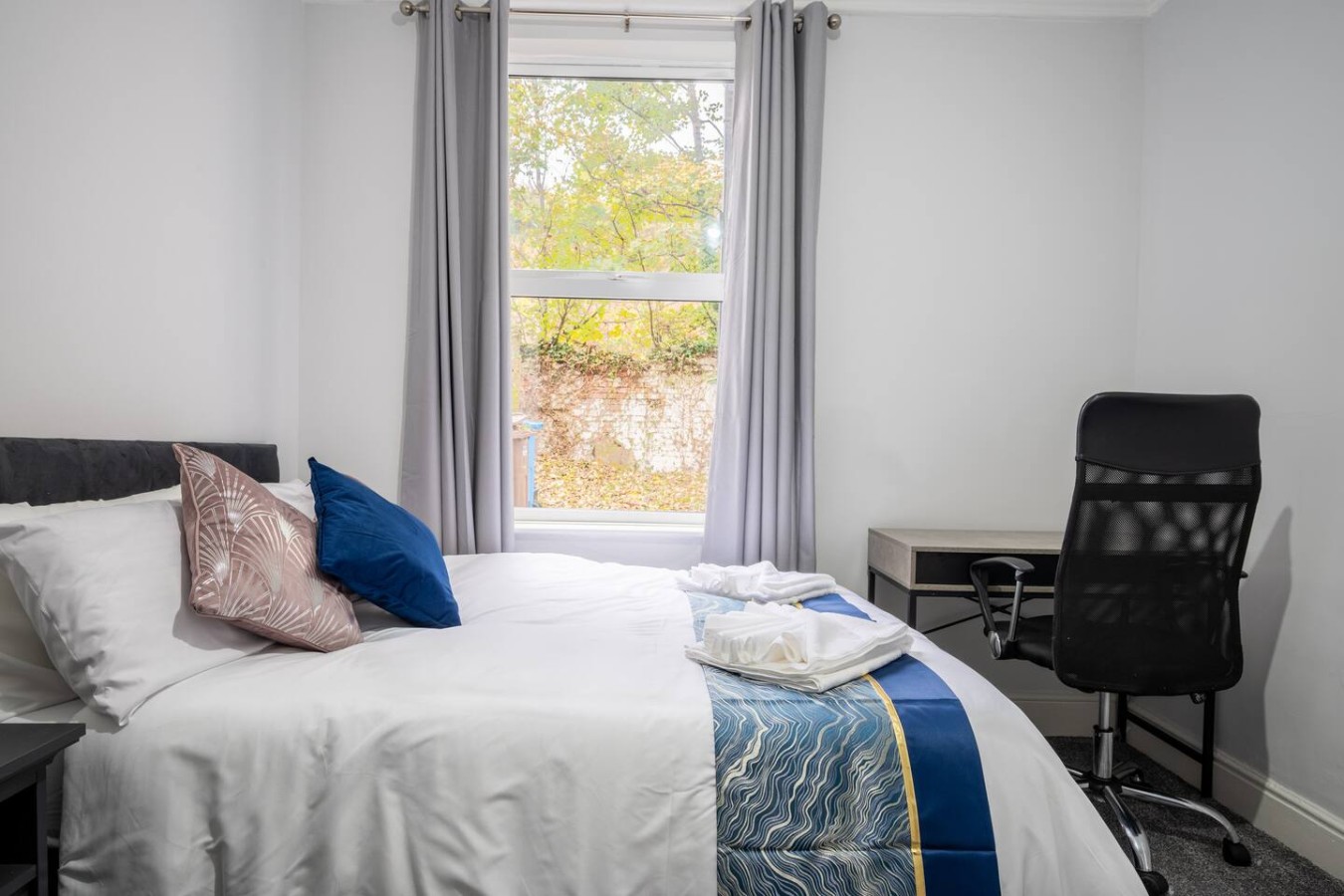 Spacious 5BR Sheffield Home | Sleeps 10 | Near City Centre in 905 Ecclesall Rd, Sheffield S11 8TL, UK - Property image 38 - VivreStays