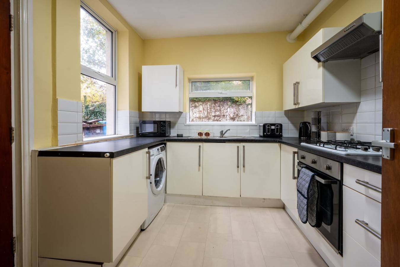 Spacious 5BR Sheffield Home | Sleeps 10 | Near City Centre in 905 Ecclesall Rd, Sheffield S11 8TL, UK - Property image 4 - VivreStays