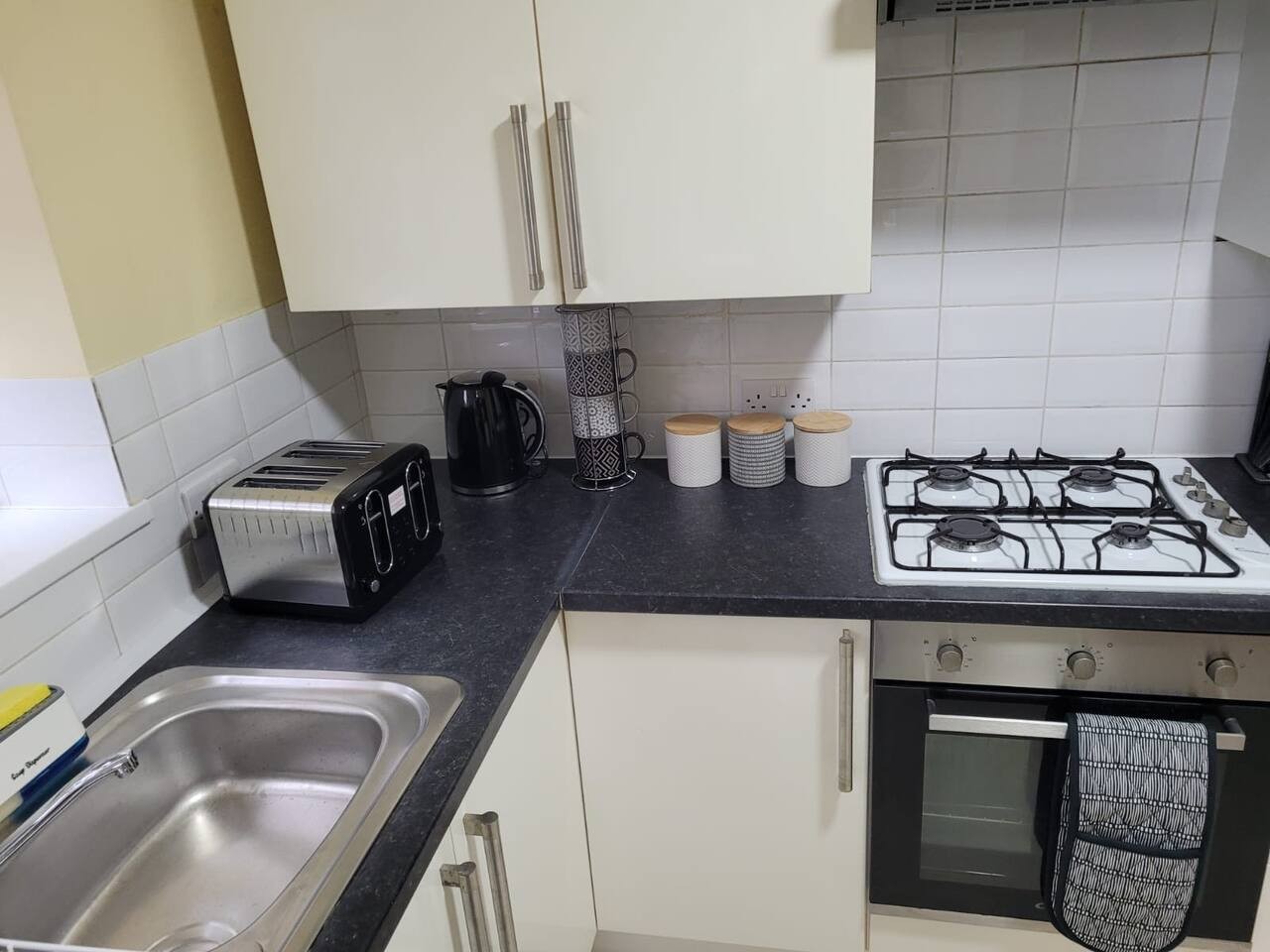 Spacious 5BR Sheffield Home | Sleeps 10 | Near City Centre in 905 Ecclesall Rd, Sheffield S11 8TL, UK - Property image 13 - VivreStays