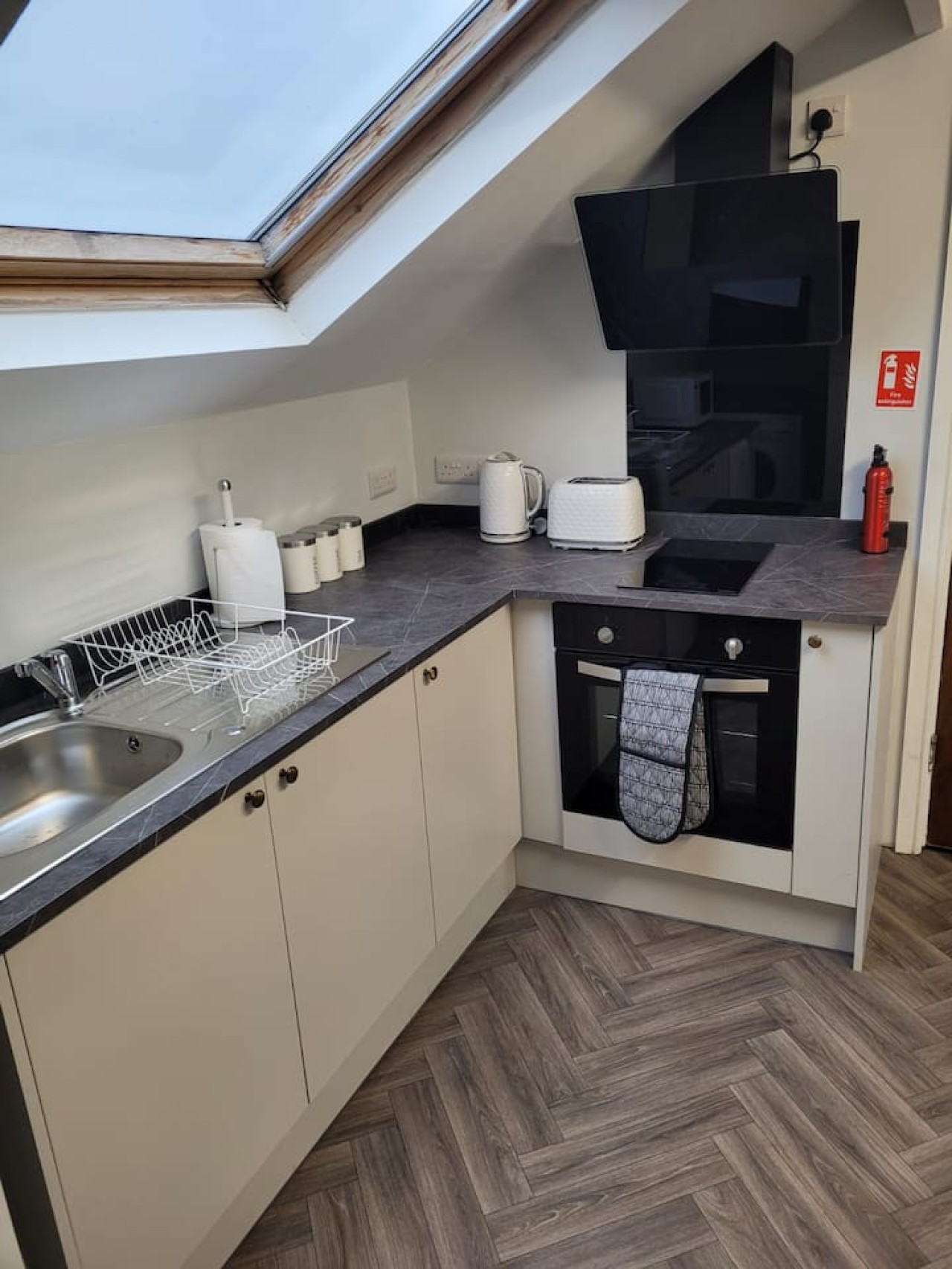 Spacious 5BR Sheffield Home | Sleeps 10 | Near City Centre in 905 Ecclesall Rd, Sheffield S11 8TL, UK - Property image 8 - VivreStays