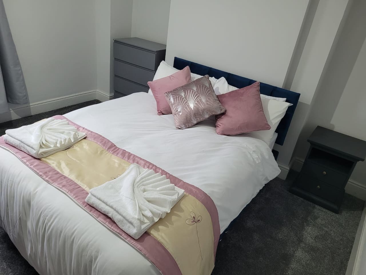 Spacious 5BR Sheffield Home | Sleeps 10 | Near City Centre in 905 Ecclesall Rd, Sheffield S11 8TL, UK - Property image 14 - VivreStays