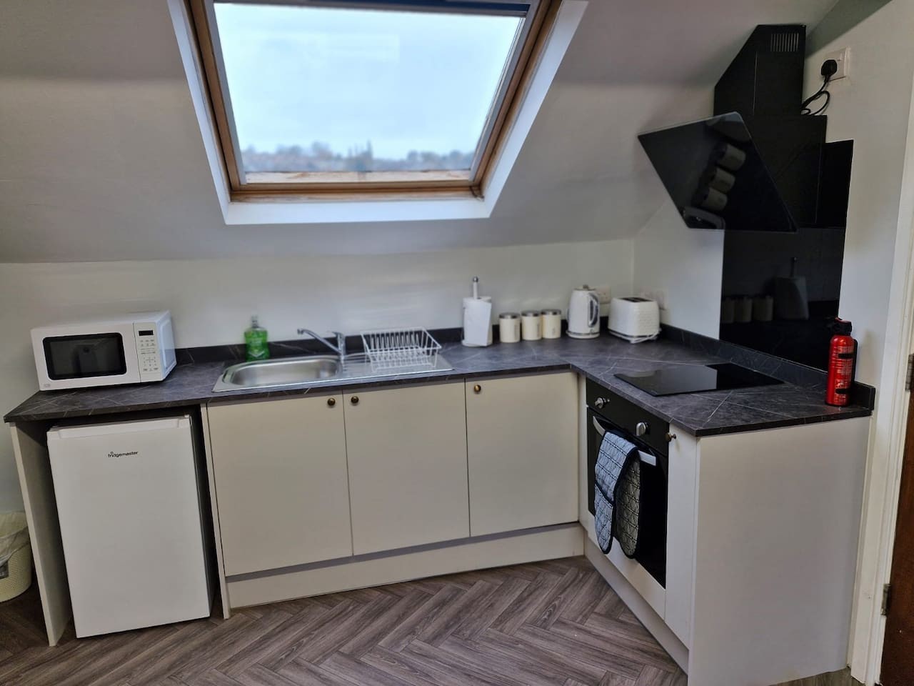 Spacious 5BR Sheffield Home | Sleeps 10 | Near City Centre in 905 Ecclesall Rd, Sheffield S11 8TL, UK - Property image 19 - VivreStays