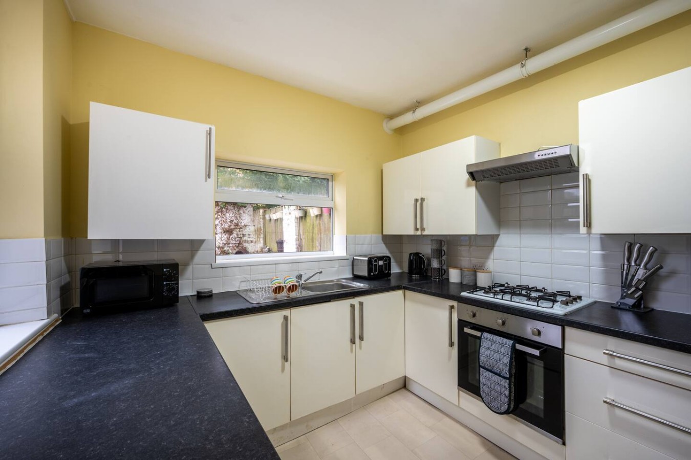 Spacious 5BR Sheffield Home | Sleeps 10 | Near City Centre in 905 Ecclesall Rd, Sheffield S11 8TL, UK - Property image 29 - VivreStays