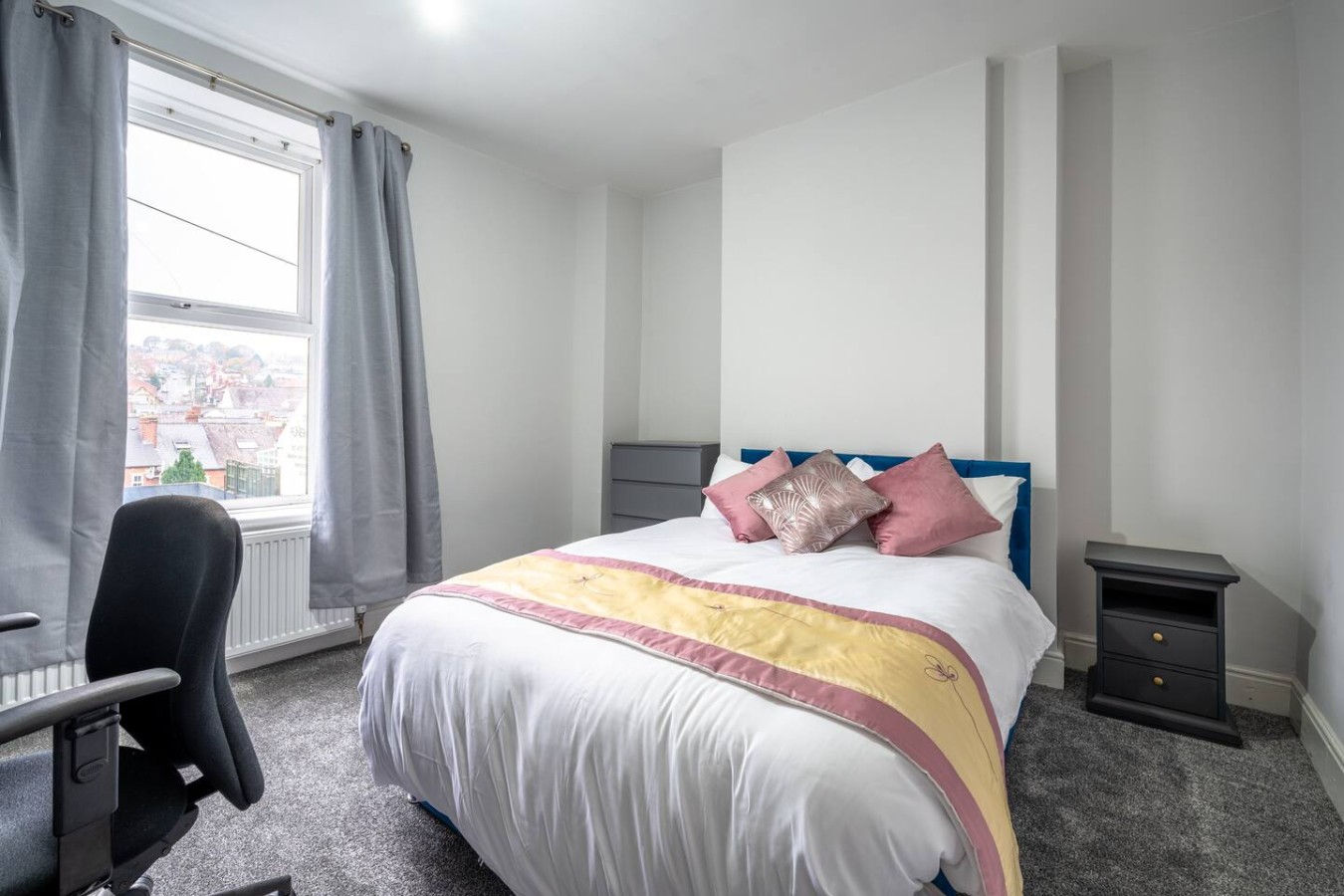 Spacious 5BR Sheffield Home | Sleeps 10 | Near City Centre in 905 Ecclesall Rd, Sheffield S11 8TL, UK - Property image 6 - VivreStays