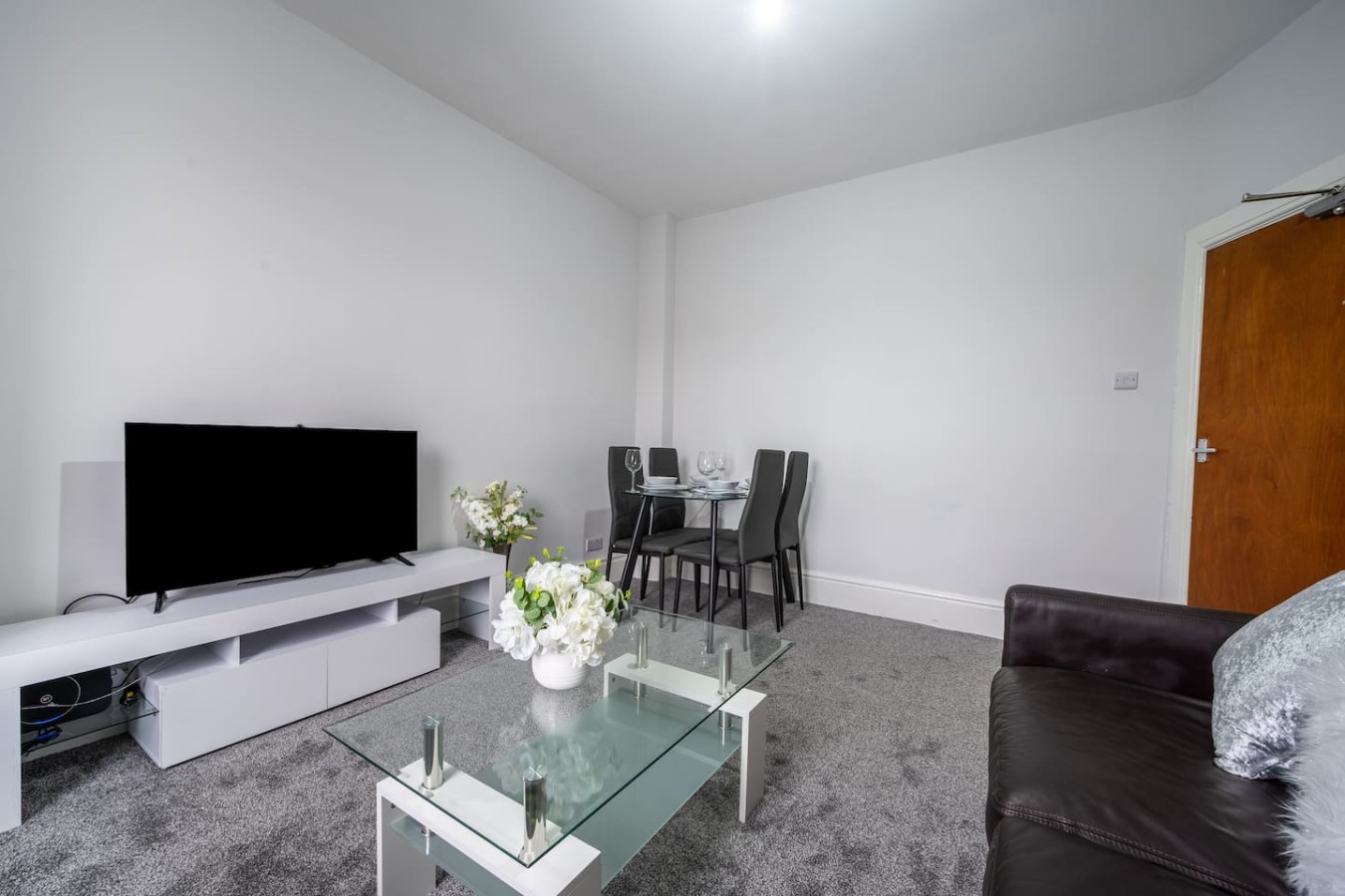 Spacious 5BR Sheffield Home | Sleeps 10 | Near City Centre in 905 Ecclesall Rd, Sheffield S11 8TL, UK - Property image 26 - VivreStays