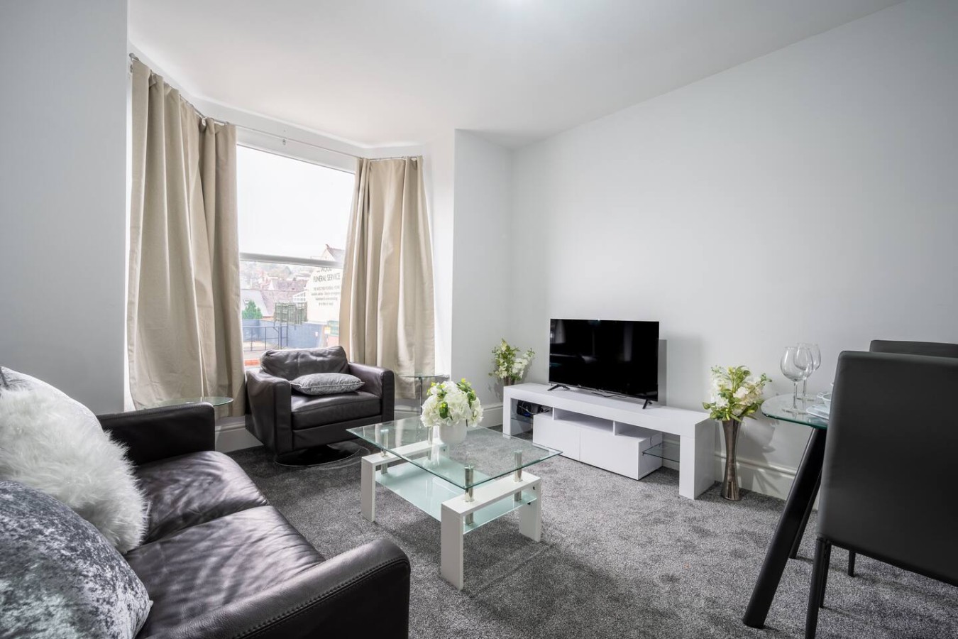 Spacious 5BR Sheffield Home | Sleeps 10 | Near City Centre in 905 Ecclesall Rd, Sheffield S11 8TL, UK - Property image 2 - VivreStays