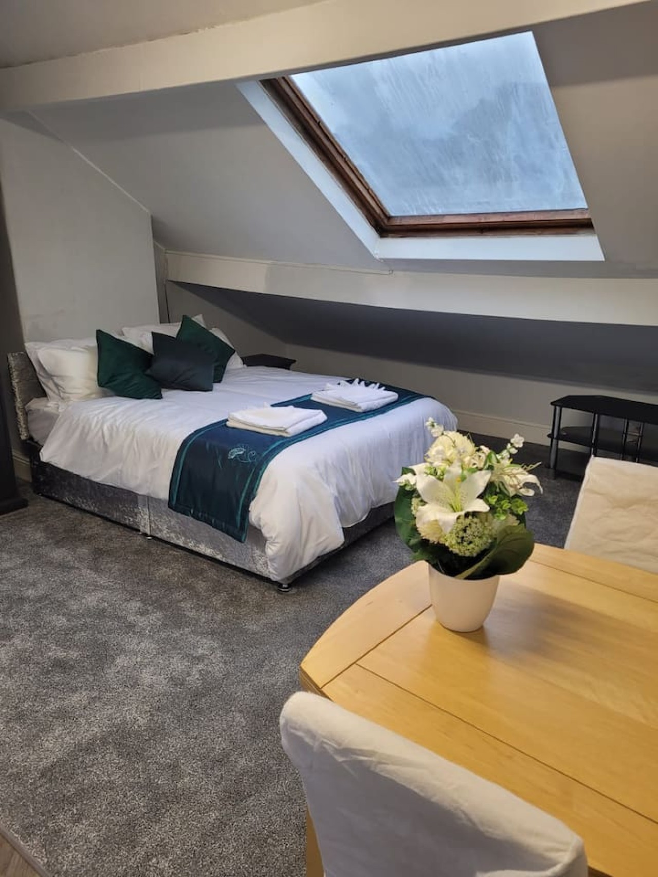 Spacious 5BR Sheffield Home | Sleeps 10 | Near City Centre in 905 Ecclesall Rd, Sheffield S11 8TL, UK - Property image 5 - VivreStays