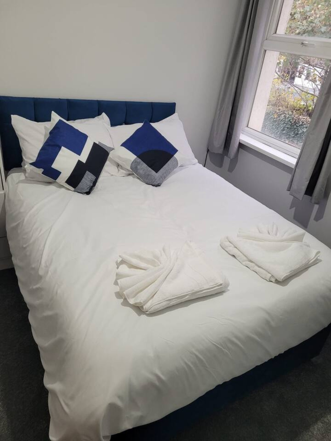 Spacious 5BR Sheffield Home | Sleeps 10 | Near City Centre in 905 Ecclesall Rd, Sheffield S11 8TL, UK - Property image 17 - VivreStays