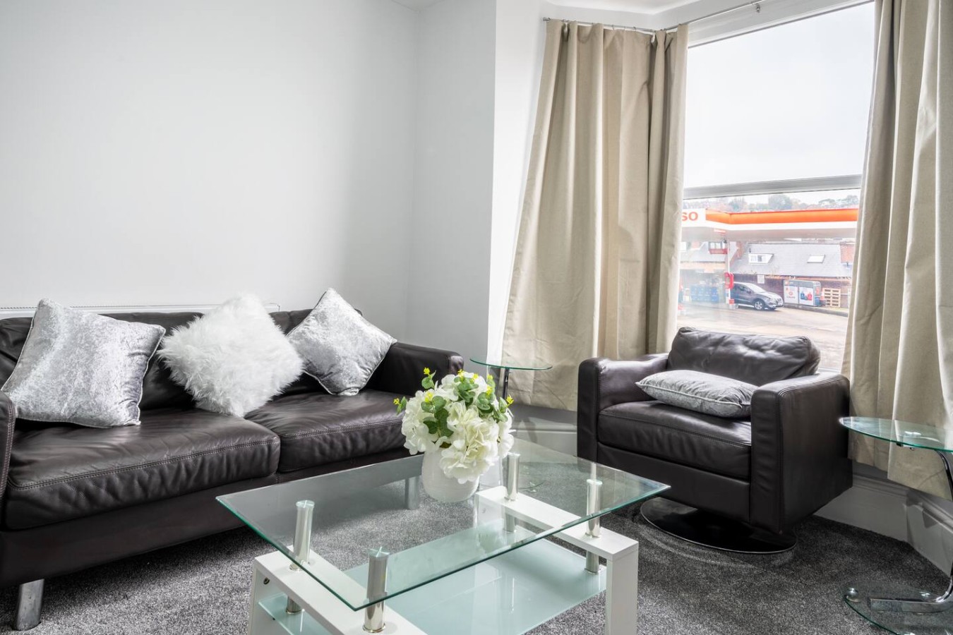 Spacious 5BR Sheffield Home | Sleeps 10 | Near City Centre in 905 Ecclesall Rd, Sheffield S11 8TL, UK - Property image 3 - VivreStays