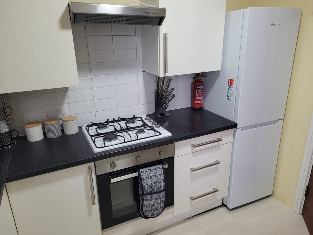 Spacious 5BR Sheffield Home | Sleeps 10 | Near City Centre in 905 Ecclesall Rd, Sheffield S11 8TL, UK - Property image 15 - VivreStays