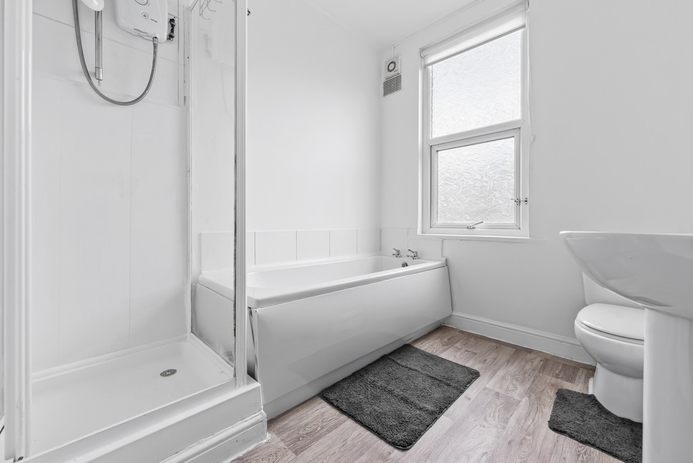 Spacious Leeds Home | Sleeps 6 | Free Parking in 7 Cross Flatts Rd, Beeston, Leeds LS11 7JB, UK - Property image 20 - VivreStays