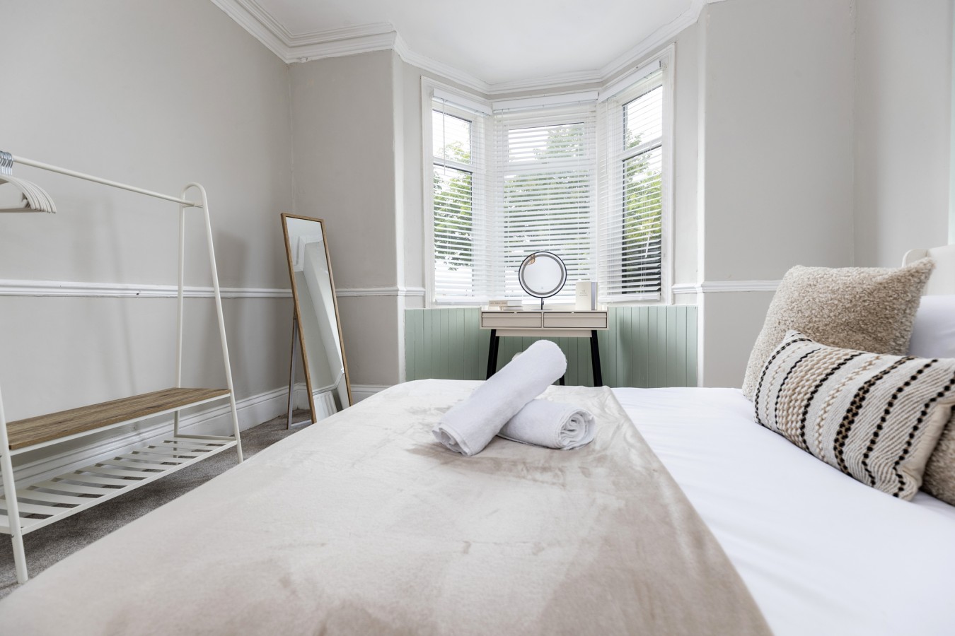 Gateshead 2BR Flat - Near Town & Metro Access in 293 Brighton Rd, Gateshead NE8 4SA, UK - Property image 6 - VivreStays