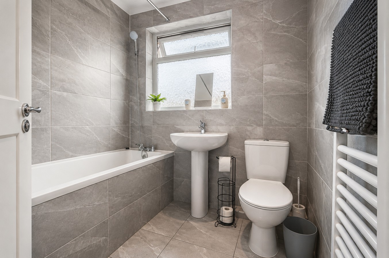 Spacious 3BR Flat Sleeps 7 in Greenford in 265 Whitton Ave E, Greenford UB6 0QQ, UK - Property image 12 - VivreStays