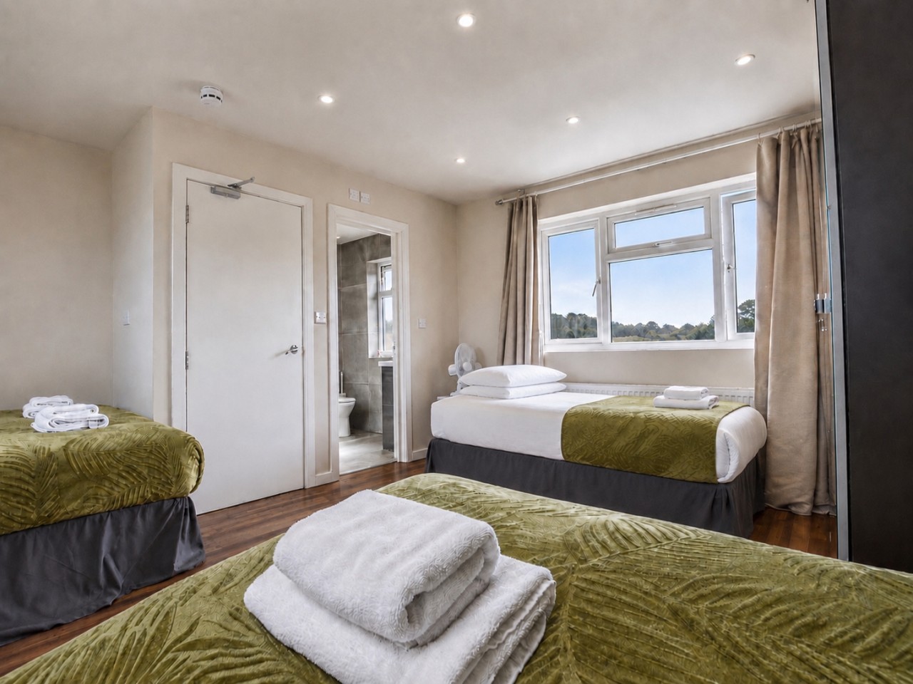 Spacious 3BR Flat Sleeps 7 in Greenford in 265 Whitton Ave E, Greenford UB6 0QQ, UK - Property image 18 - VivreStays