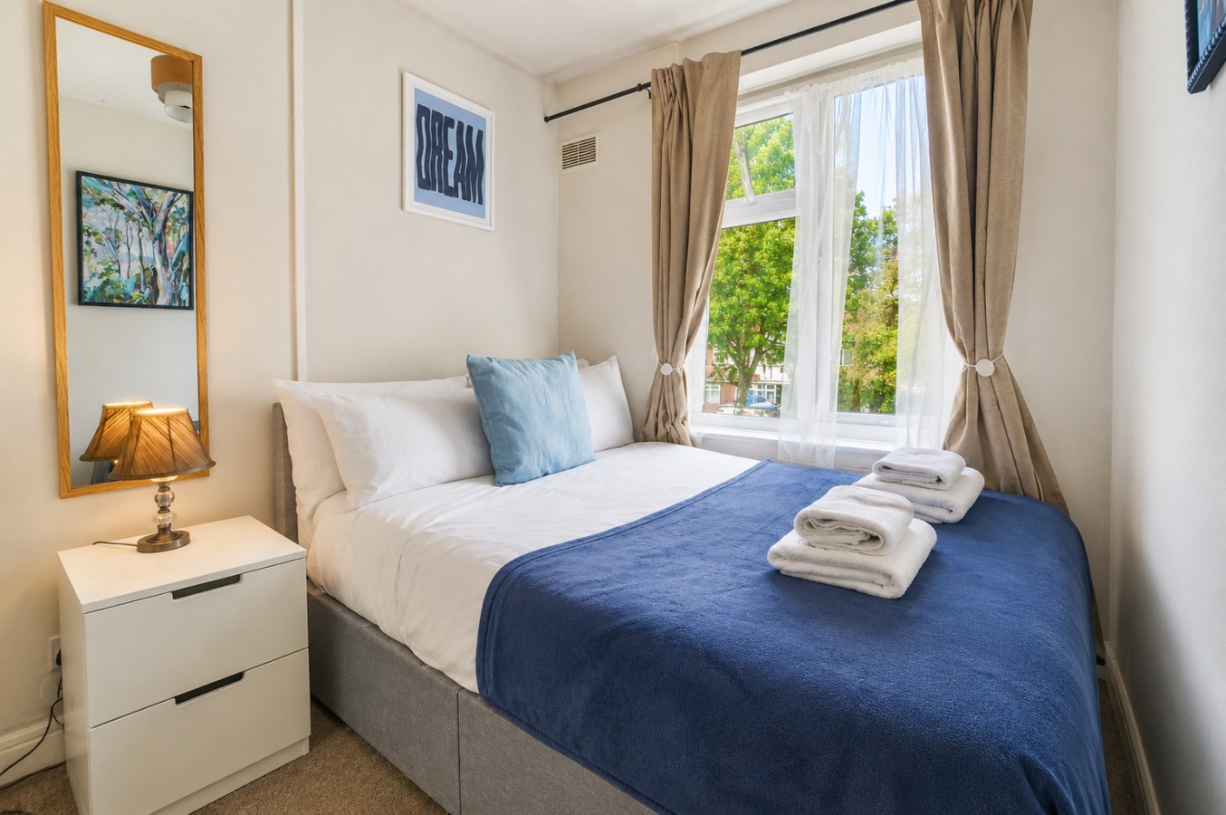 Spacious 3BR Flat Sleeps 7 in Greenford in 265 Whitton Ave E, Greenford UB6 0QQ, UK - Property image 2 - VivreStays