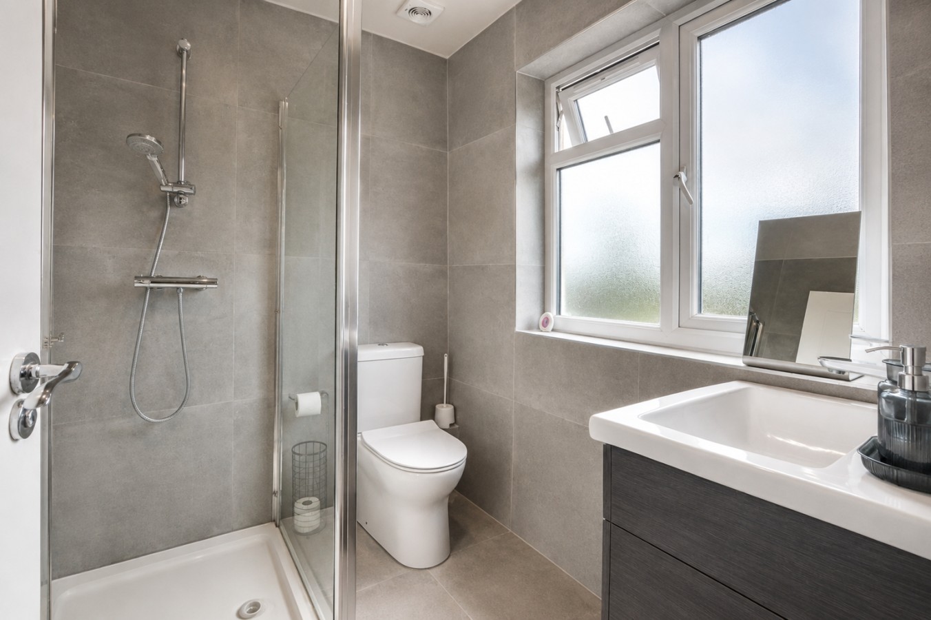 Spacious 3BR Flat Sleeps 7 in Greenford in 265 Whitton Ave E, Greenford UB6 0QQ, UK - Property image 11 - VivreStays