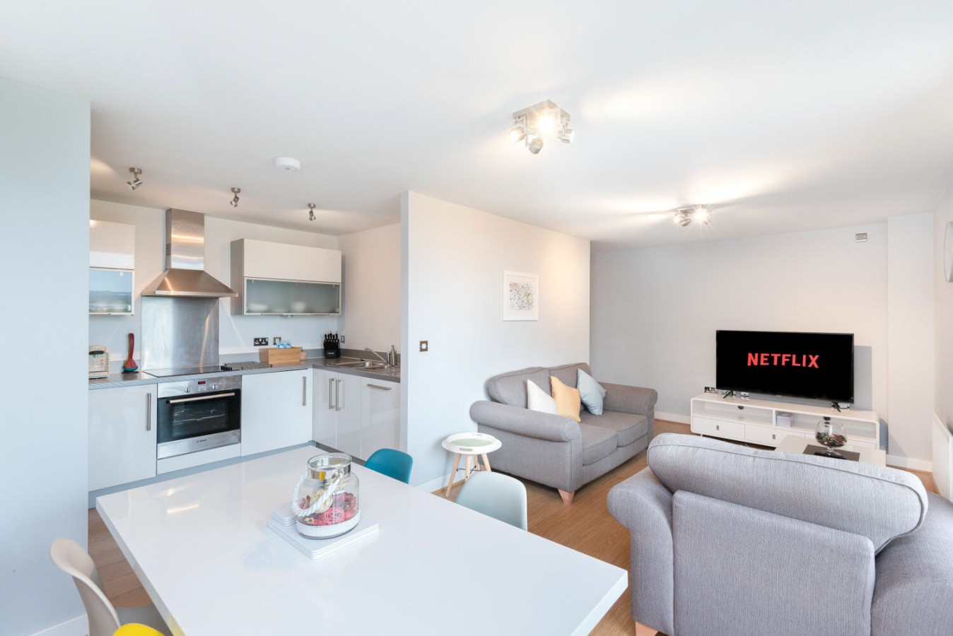 1-Bedroom Apartment | Central Milton Keynes | Emerald House serviced apartment - Milton Keynes - VivreStays