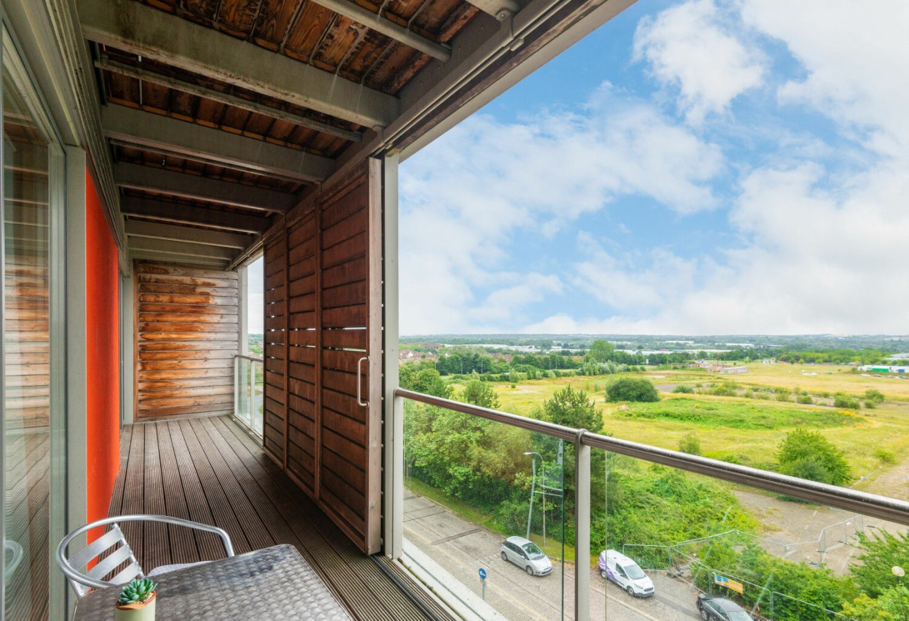 1-Bedroom Apartment | Central Milton Keynes | Emerald House in Milton Keynes - Property image 2 - VivreStays
