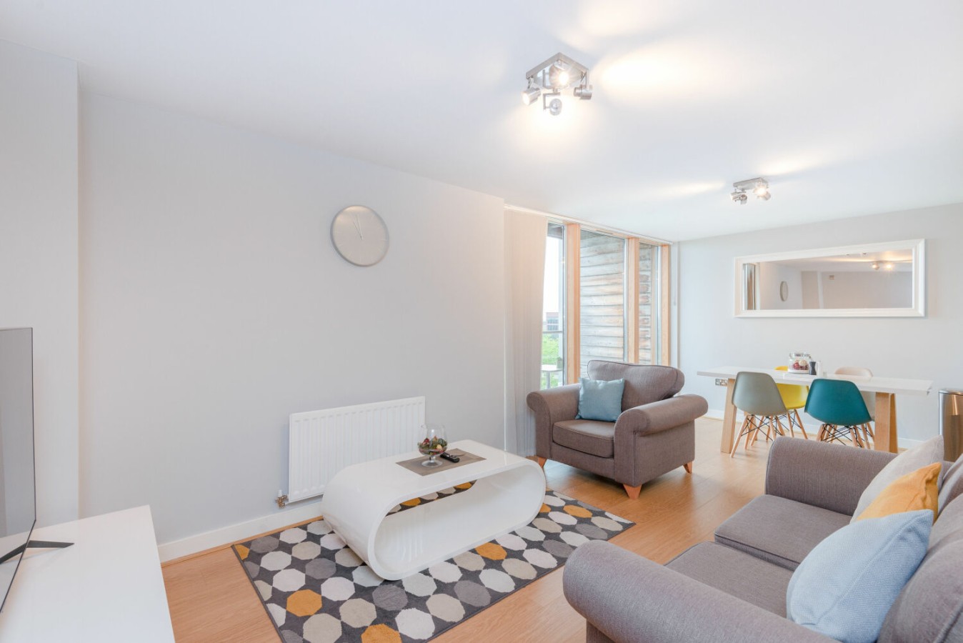 1-Bedroom Apartment | Central Milton Keynes | Emerald House in Milton Keynes - Property image 4 - VivreStays