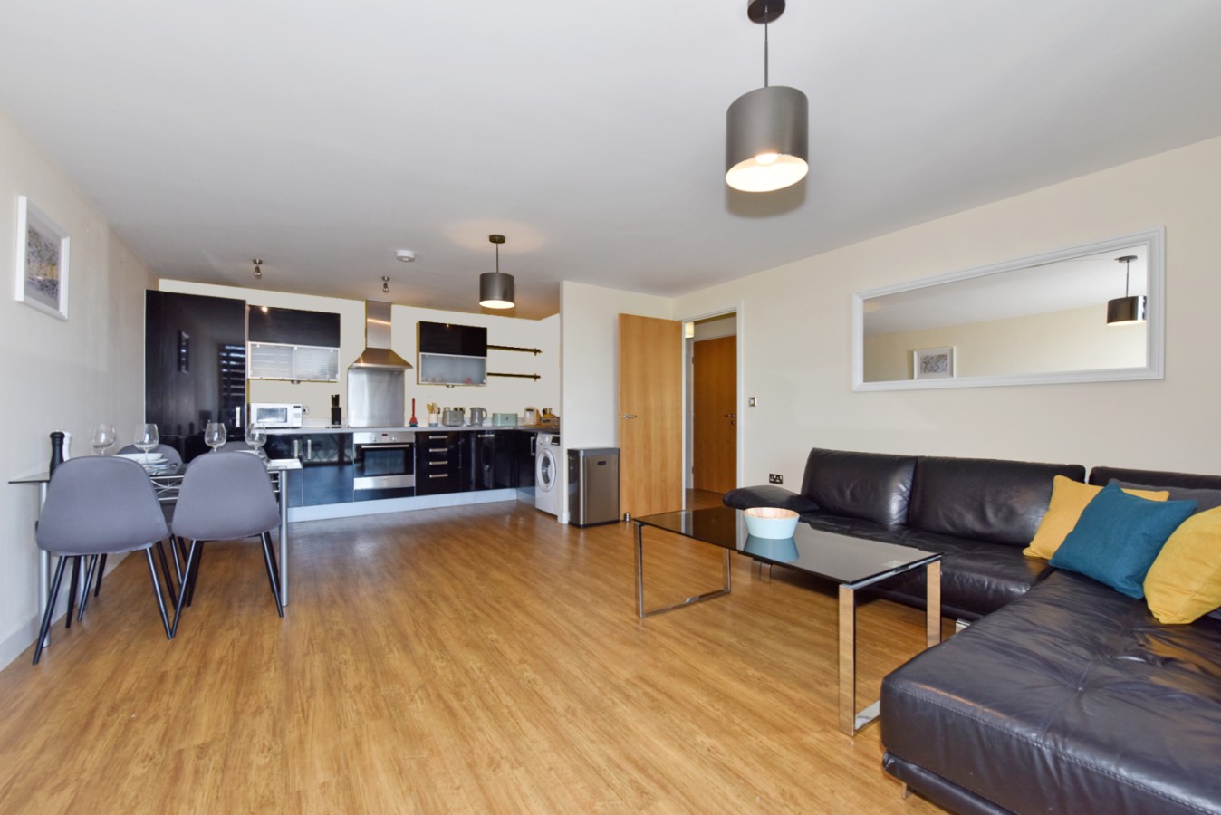 1-Bedroom Apartment | Central Milton Keynes | Topaz House in Milton Keynes - Property image 3 - VivreStays