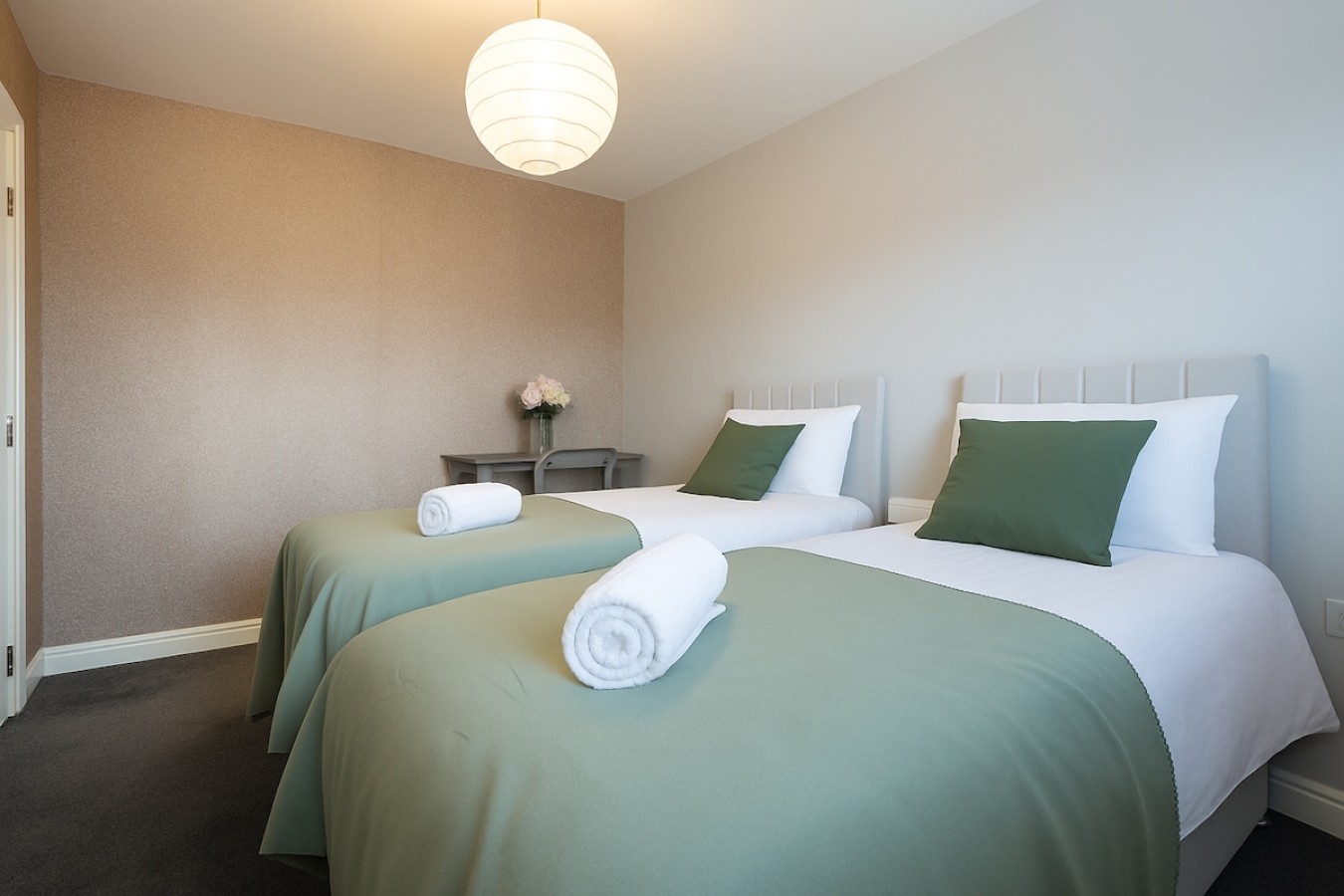 5-Bedroom House | Leeds, Beeston | Ring Road in Leeds - Property image 2 - VivreStays