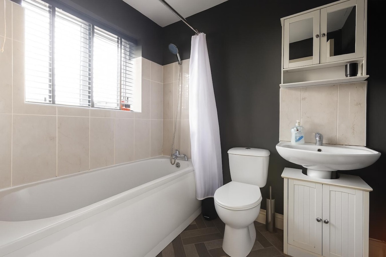 5-Bedroom House | Leeds, Beeston | Ring Road in Leeds - Property image 38 - VivreStays
