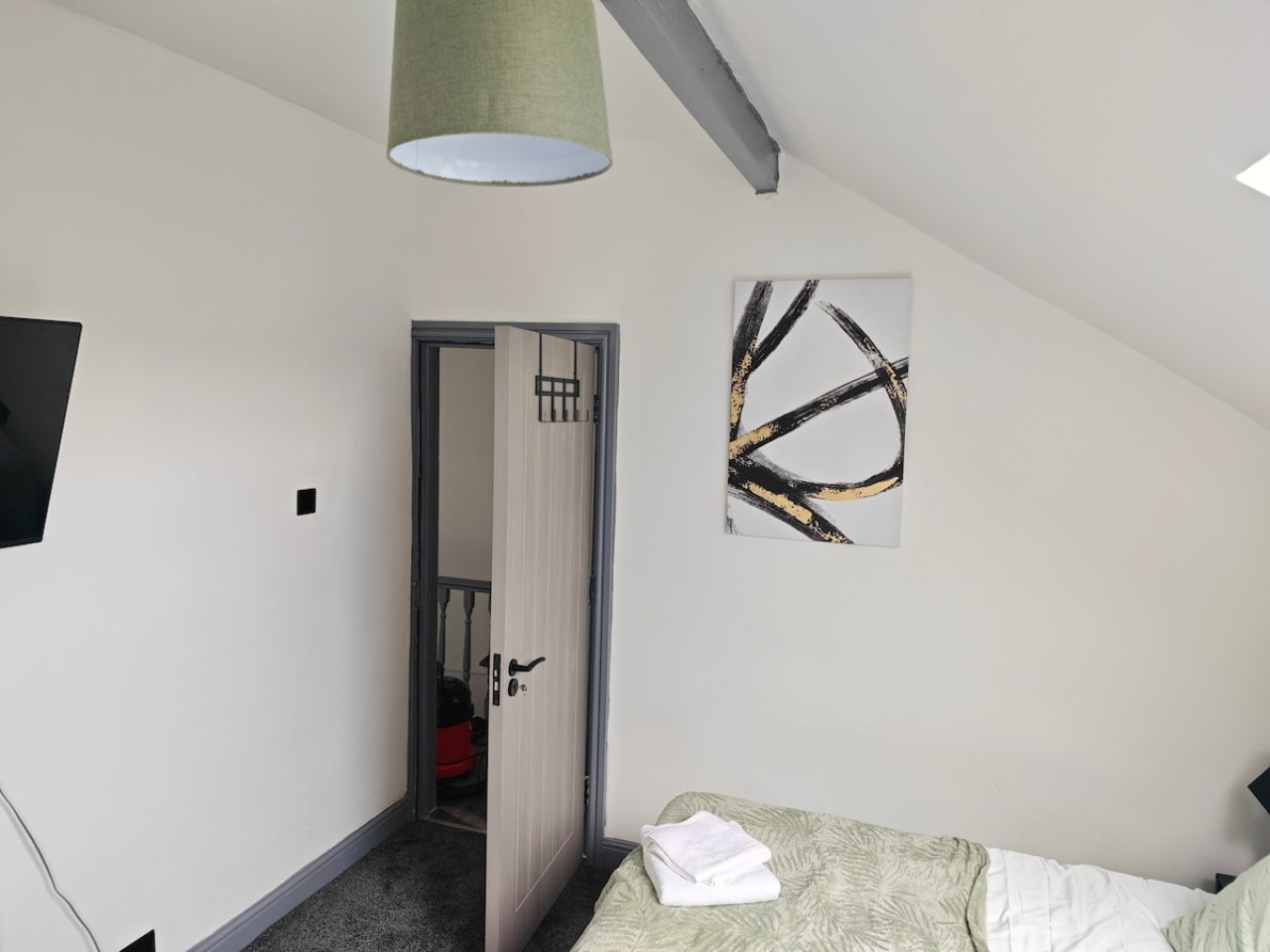 6-Bedroom House | Leeds, LS7 | Mexborough Drive in LS7 3EN, Mexborough Drive, England, United Kingdom - Property image 16 - VivreStays
