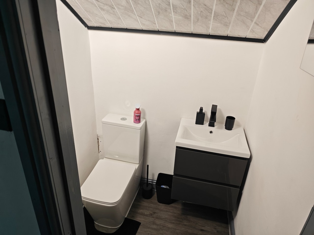 6-Bedroom House | Leeds, LS7 | Mexborough Drive in LS7 3EN, Mexborough Drive, England, United Kingdom - Property image 24 - VivreStays