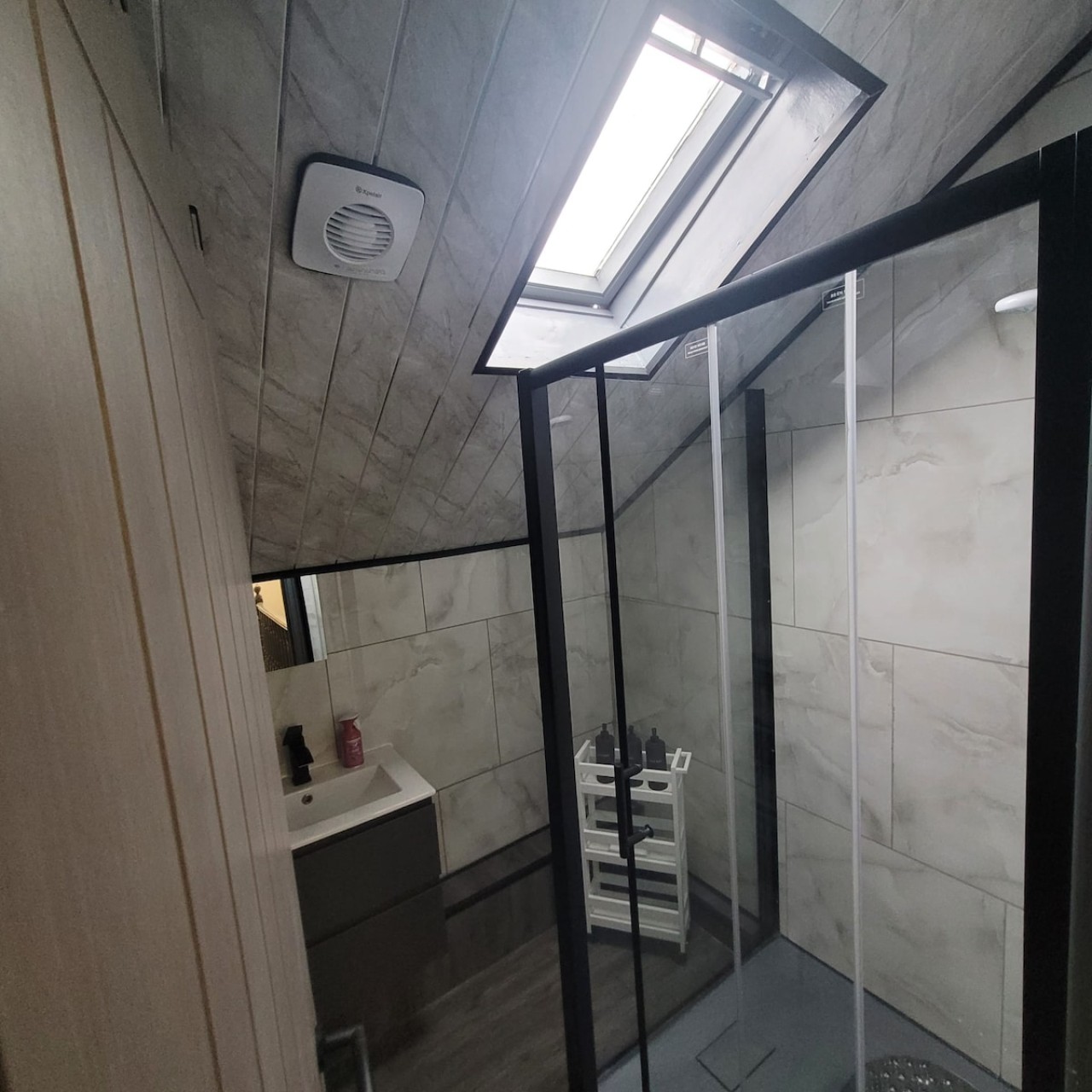 6-Bedroom House | Leeds, LS7 | Mexborough Drive in LS7 3EN, Mexborough Drive, England, United Kingdom - Property image 31 - VivreStays