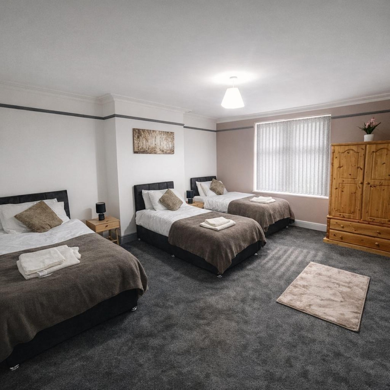 6-Bedroom House | Leeds, LS7 | Mexborough Drive in LS7 3EN, Mexborough Drive, England, United Kingdom - Property image 4 - VivreStays