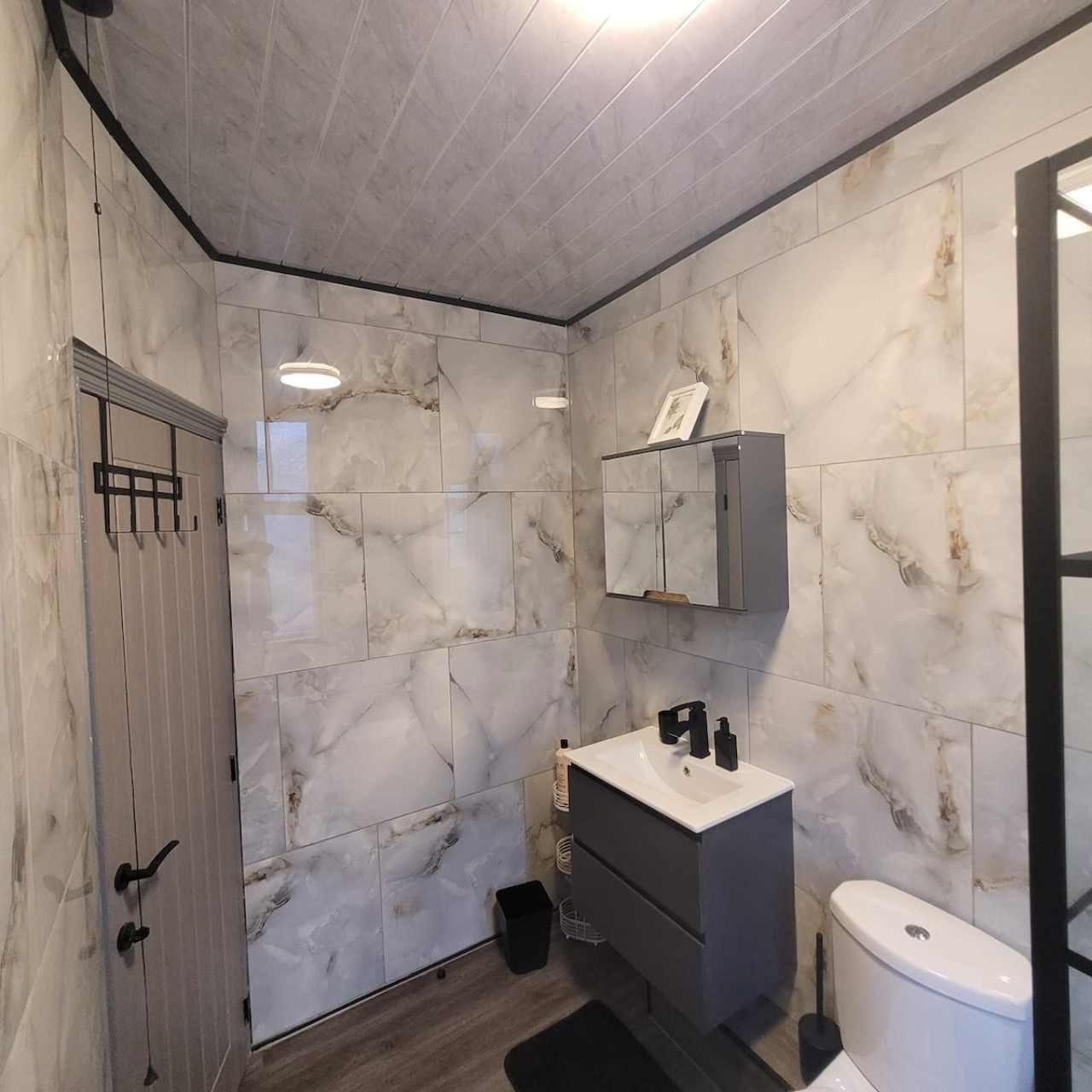 6-Bedroom House | Leeds, LS7 | Mexborough Drive in LS7 3EN, Mexborough Drive, England, United Kingdom - Property image 23 - VivreStays