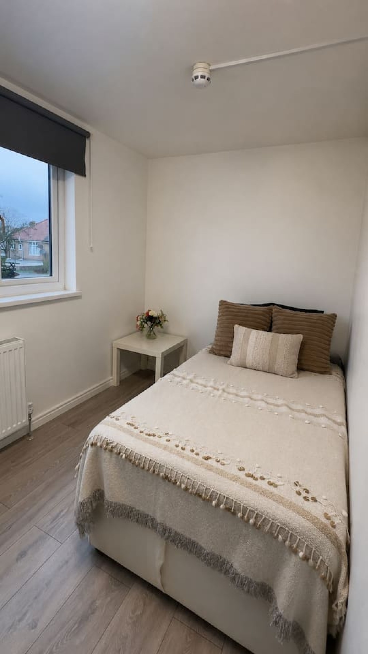 Shared house for contractors & relocations 4bed 3bath serviced apartment - Greater London - VivreStays