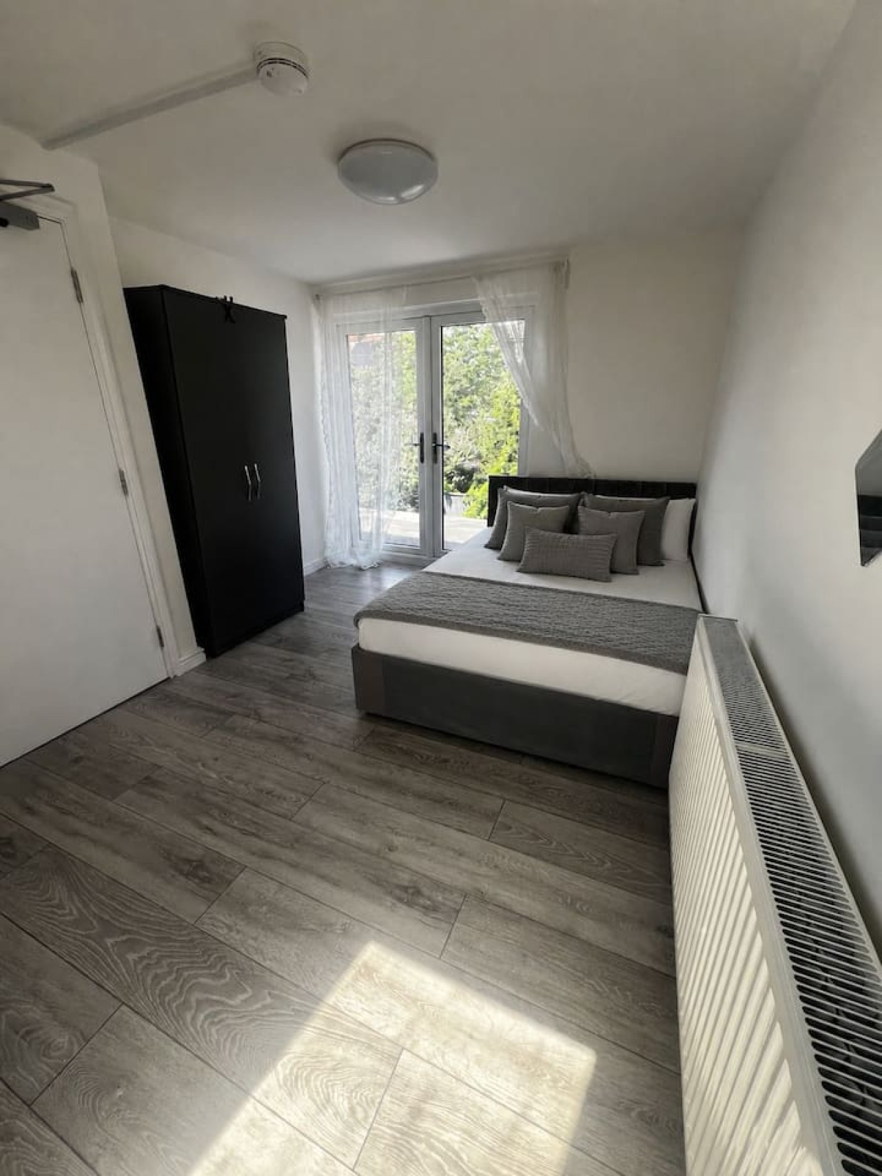 NEW Shared London house: Contractor relocation 4BR in Twickenham Gardens - Property image 3 - VivreStays