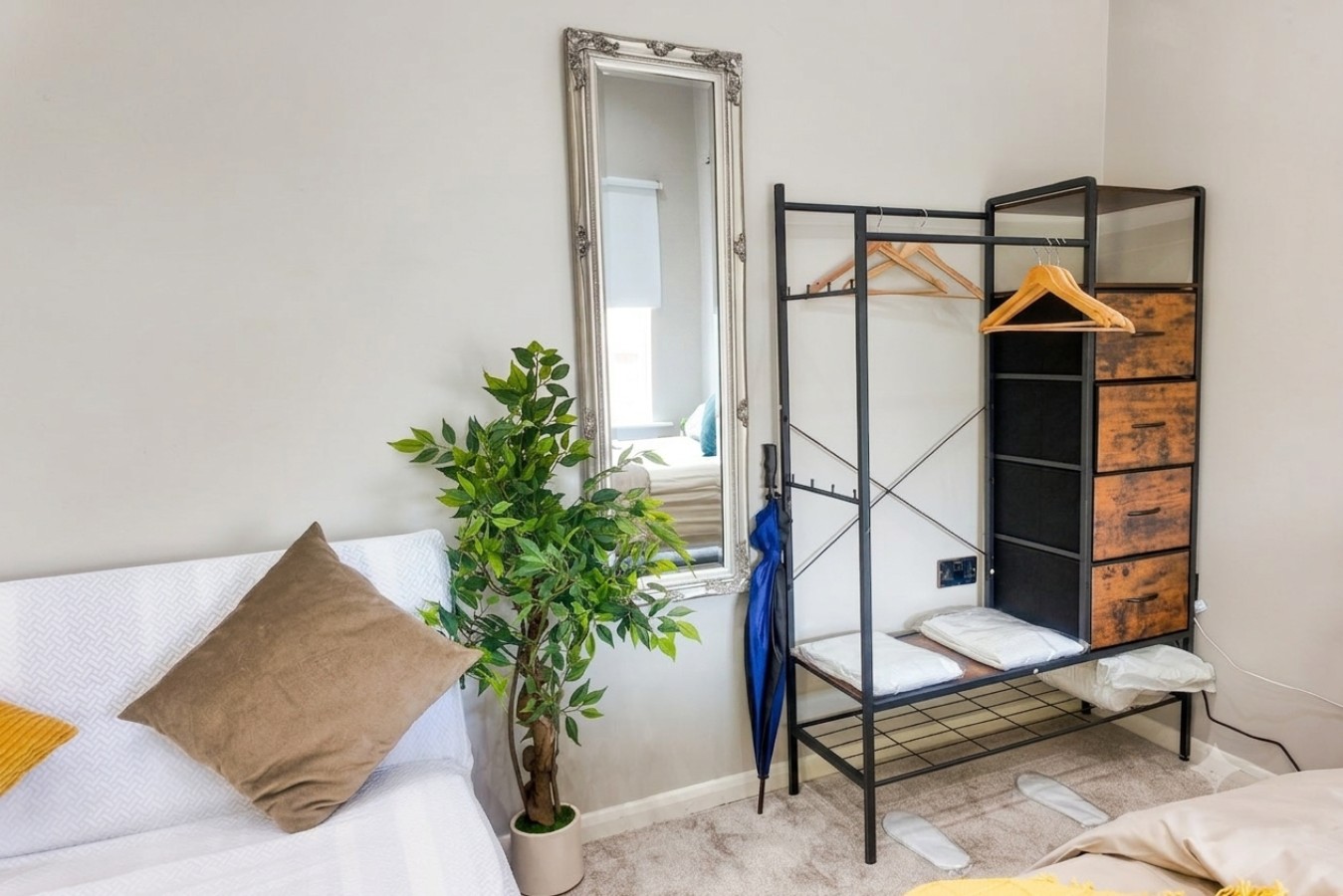 Stylish Private Room in Croydon with FREE Street Parking in 29 Apsley Road London SE25 4XT - Property image 12 - VivreStays