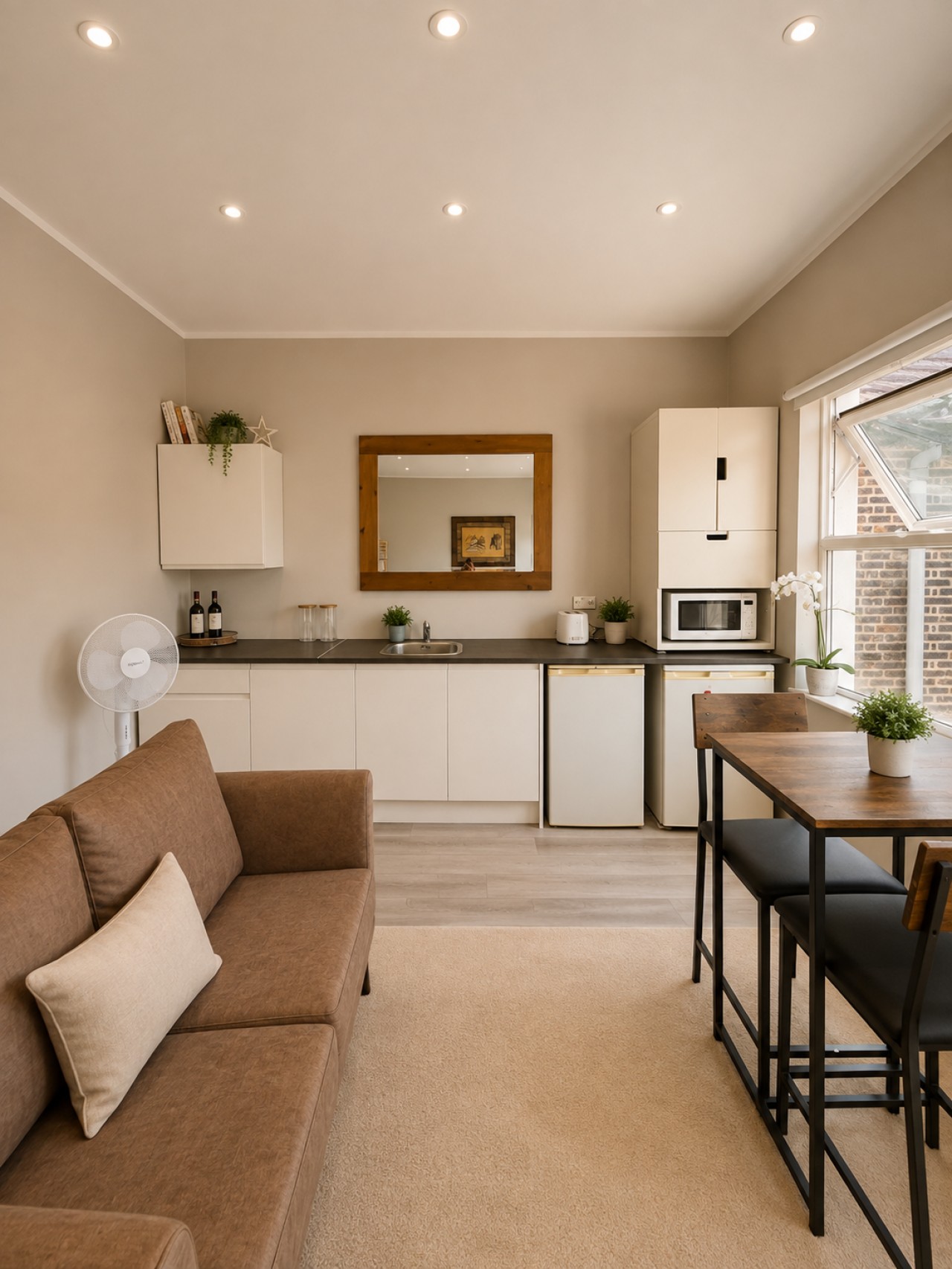 Bright Double Room in Croydon | Free Street Parking in 29 Apsley Road London SE25 4XT - Property image 3 - VivreStays