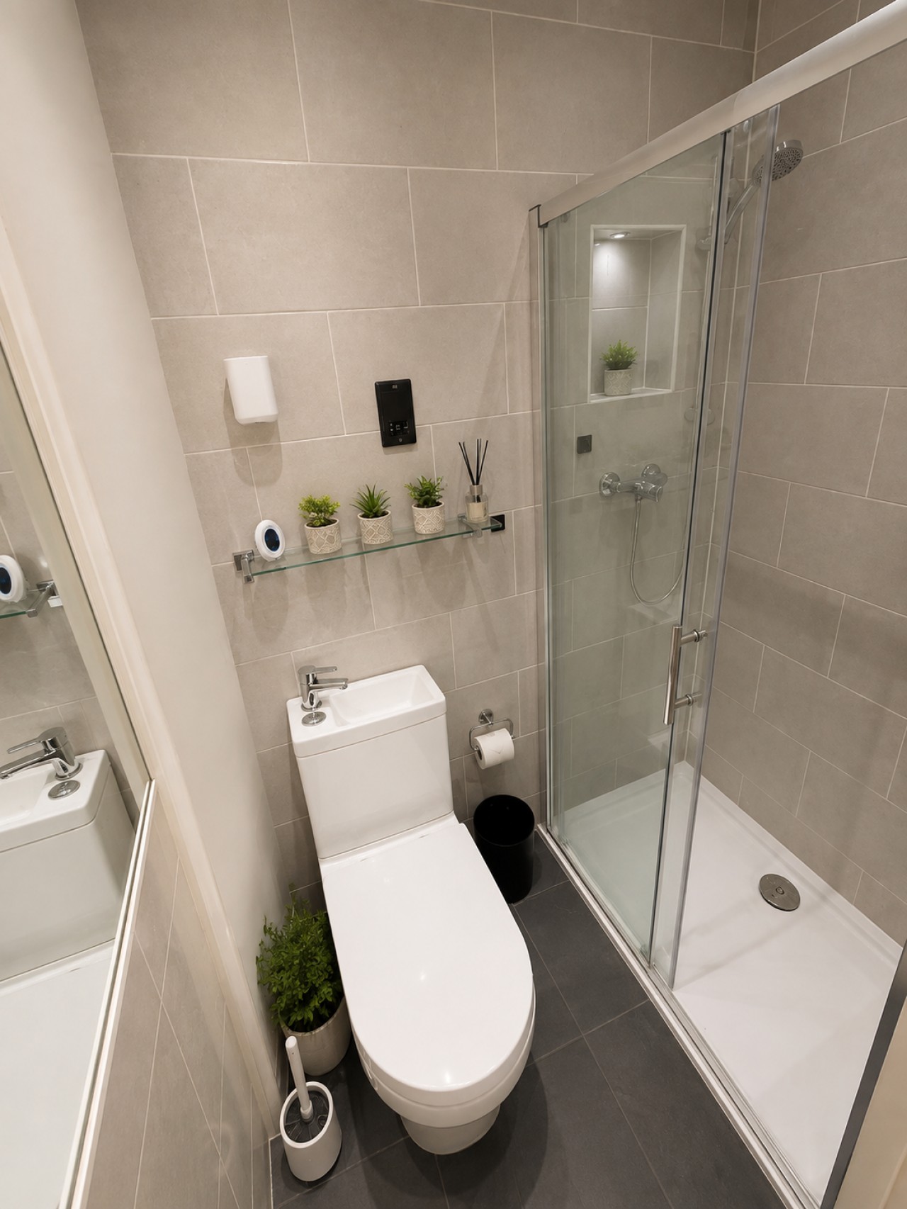 Bright Double Room in Croydon | Free Street Parking in 29 Apsley Road London SE25 4XT - Property image 10 - VivreStays