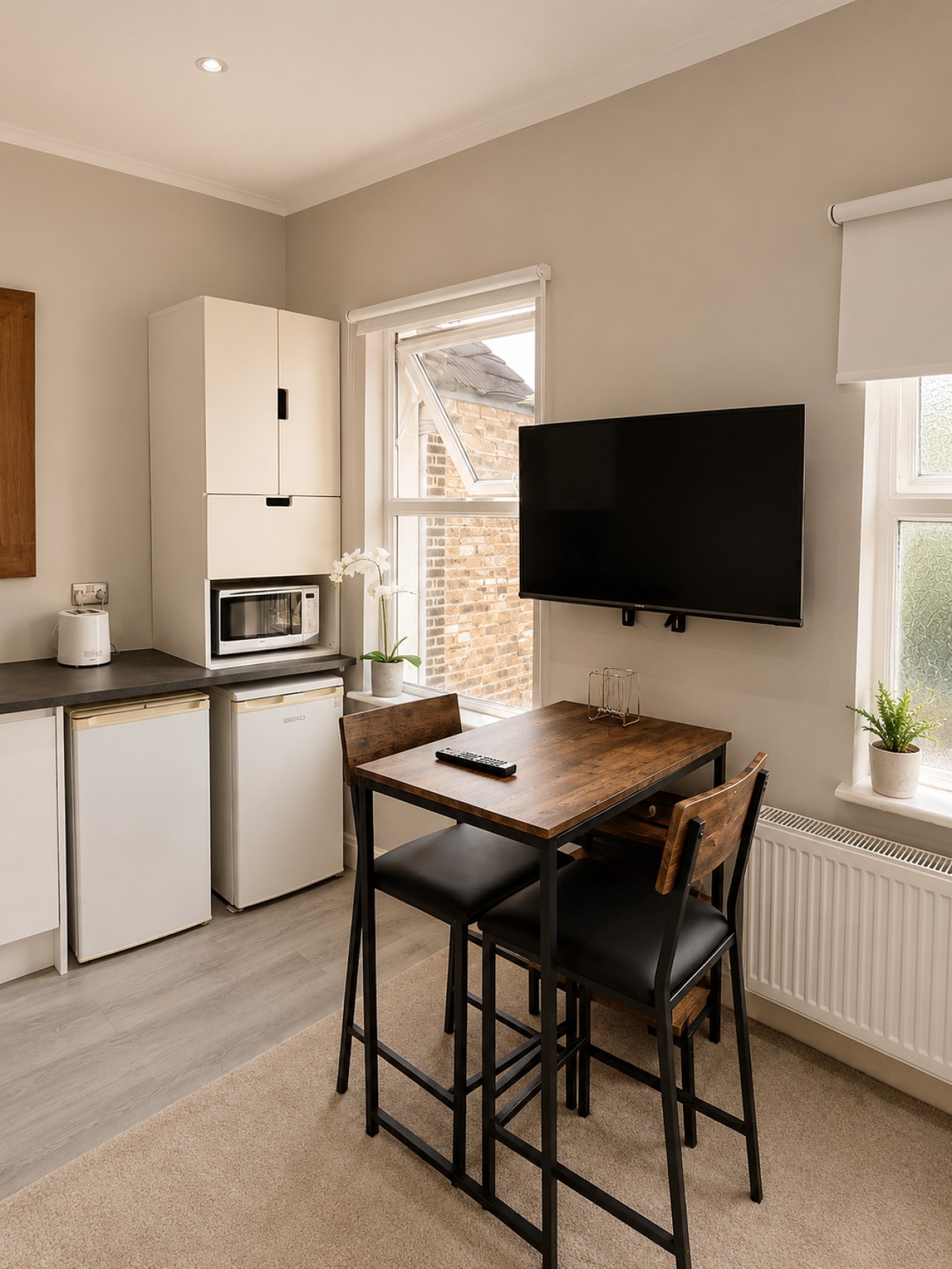 Bright Double Room in Croydon | Free Street Parking in 29 Apsley Road London SE25 4XT - Property image 9 - VivreStays