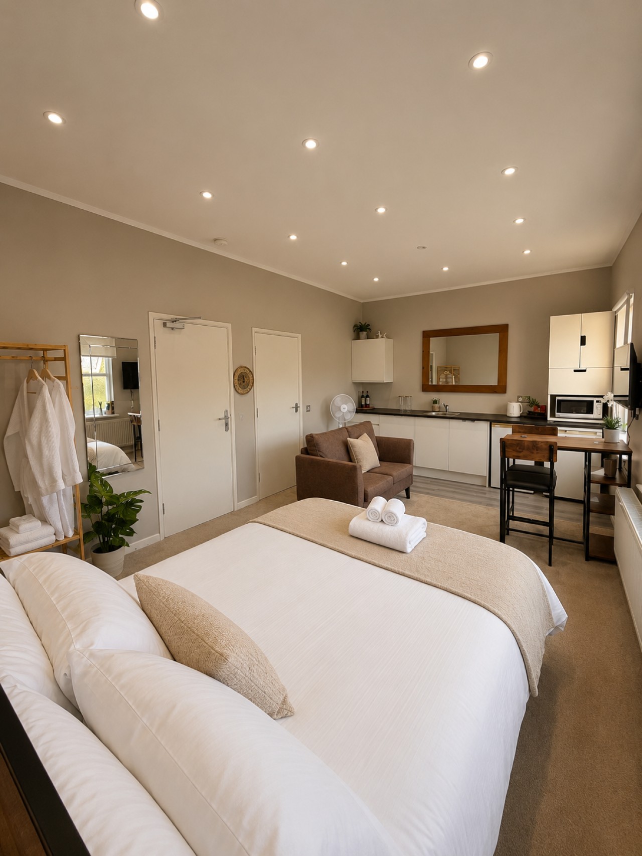 Bright Double Room in Croydon | Free Street Parking in 29 Apsley Road London SE25 4XT - Property image 2 - VivreStays