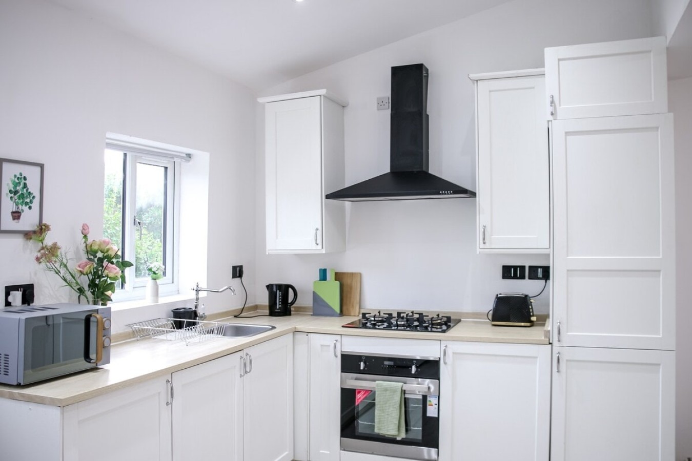 3-Bedroom House | Bolton Town Centre | Free Parking in Bolton - Property image 4 - VivreStays