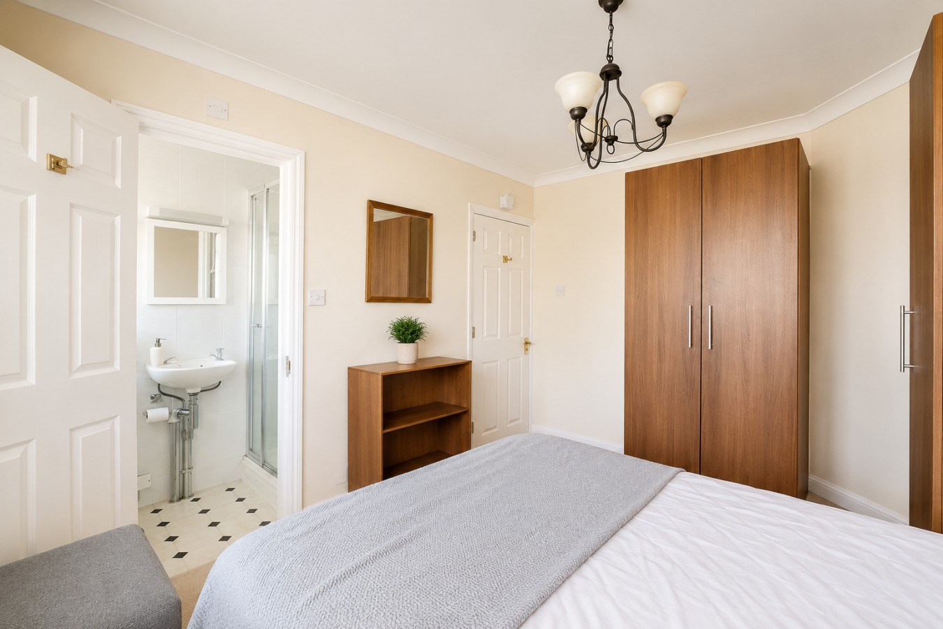 Large 6BR Home Sleeps 11 with Garden and Free Parking in 31Hartland Way, England, United Kingdom, SM4 5QN - Property image 18 - VivreStays