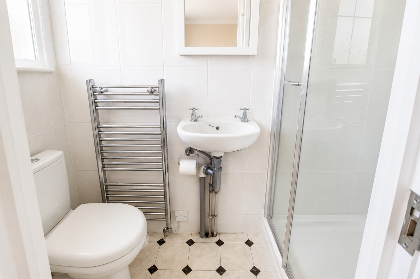 Large 6BR Home Sleeps 11 with Garden and Free Parking in 31Hartland Way, England, United Kingdom, SM4 5QN - Property image 14 - VivreStays