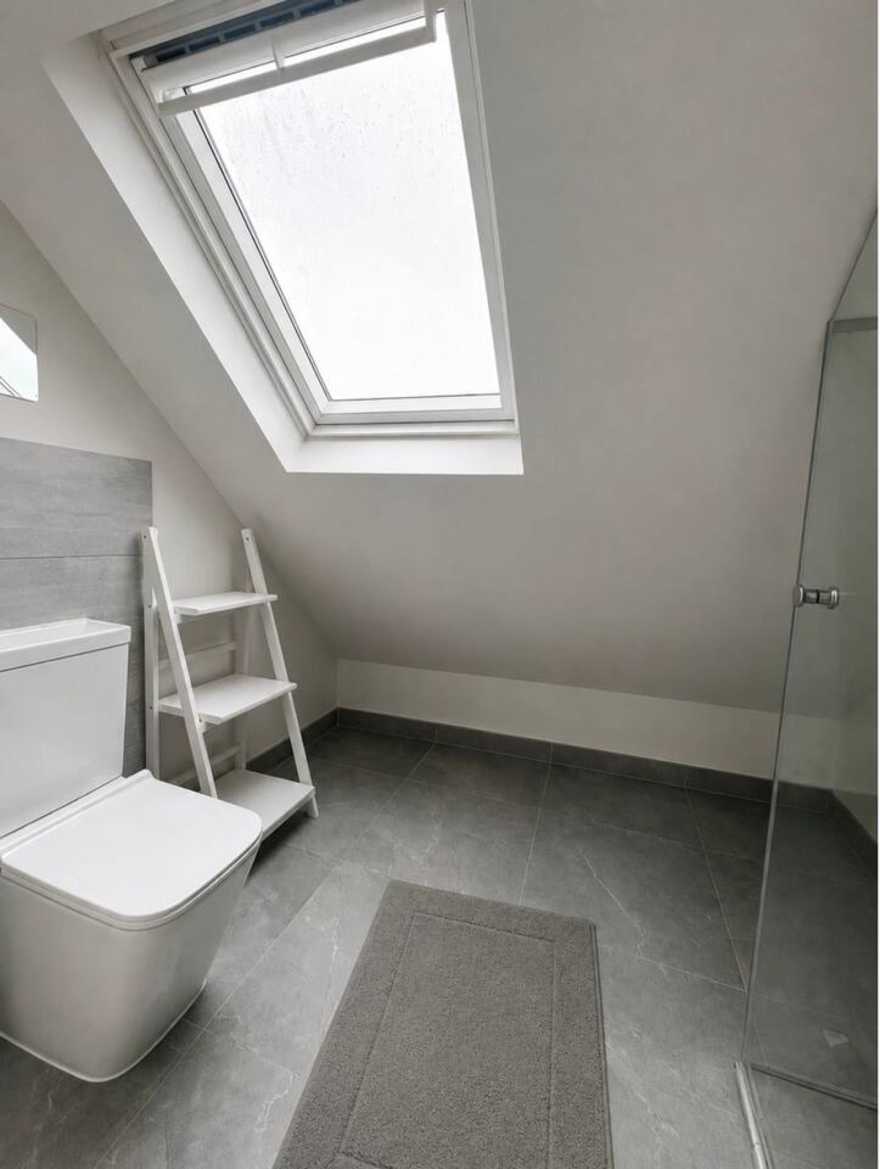 Contractors & Workforce Room for 2 with Paid Parking in 2 Twickenham Gardens - Property image 3 - VivreStays
