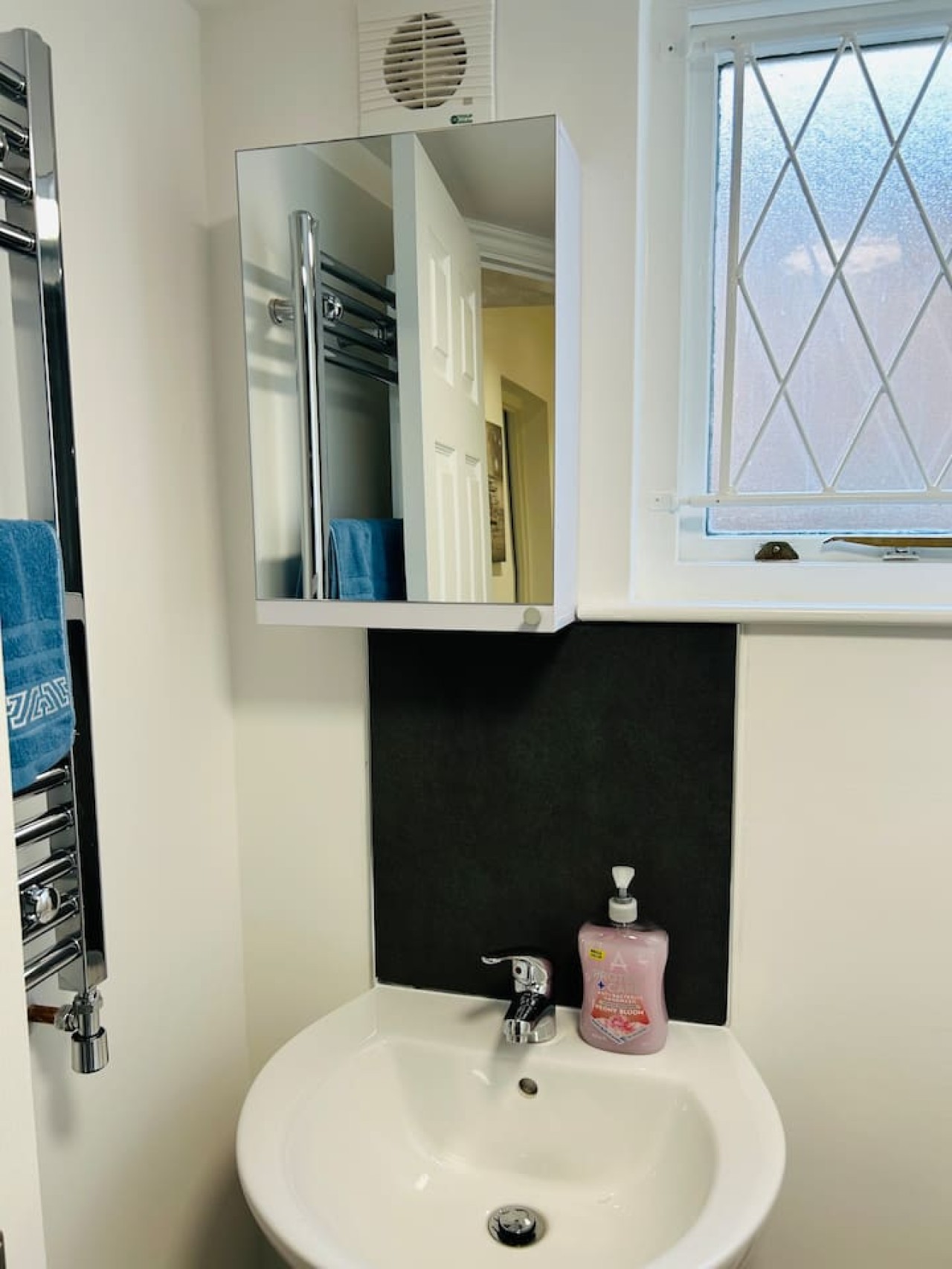 1 bed apt close to town centre & train station in Mare Fair Flat 1, No 35 - Property image 7 - VivreStays
