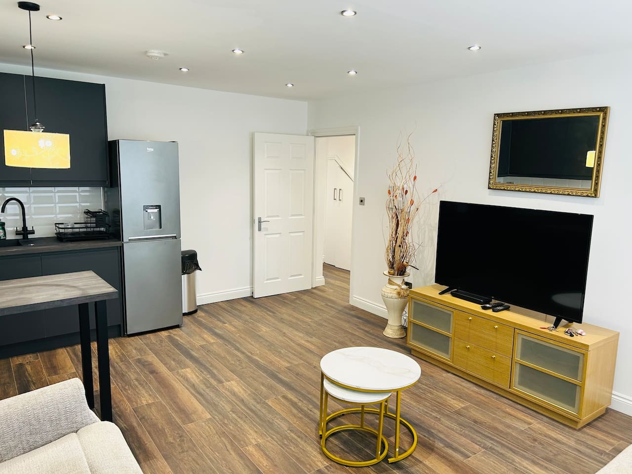 1 bed apt close to town centre & train station serviced apartment - West Northamptonshire - VivreStays