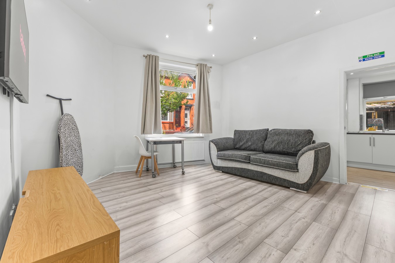 Spacious 4BR 4BATH with Free Parking in Manchester in 1 Lowton Avenue - Property image 3 - VivreStays