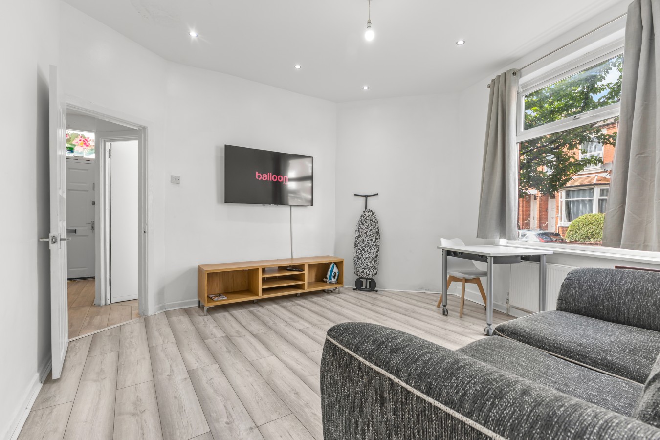 Spacious 4BR 4BATH with Free Parking in Manchester in 1 Lowton Avenue - Property image 8 - VivreStays