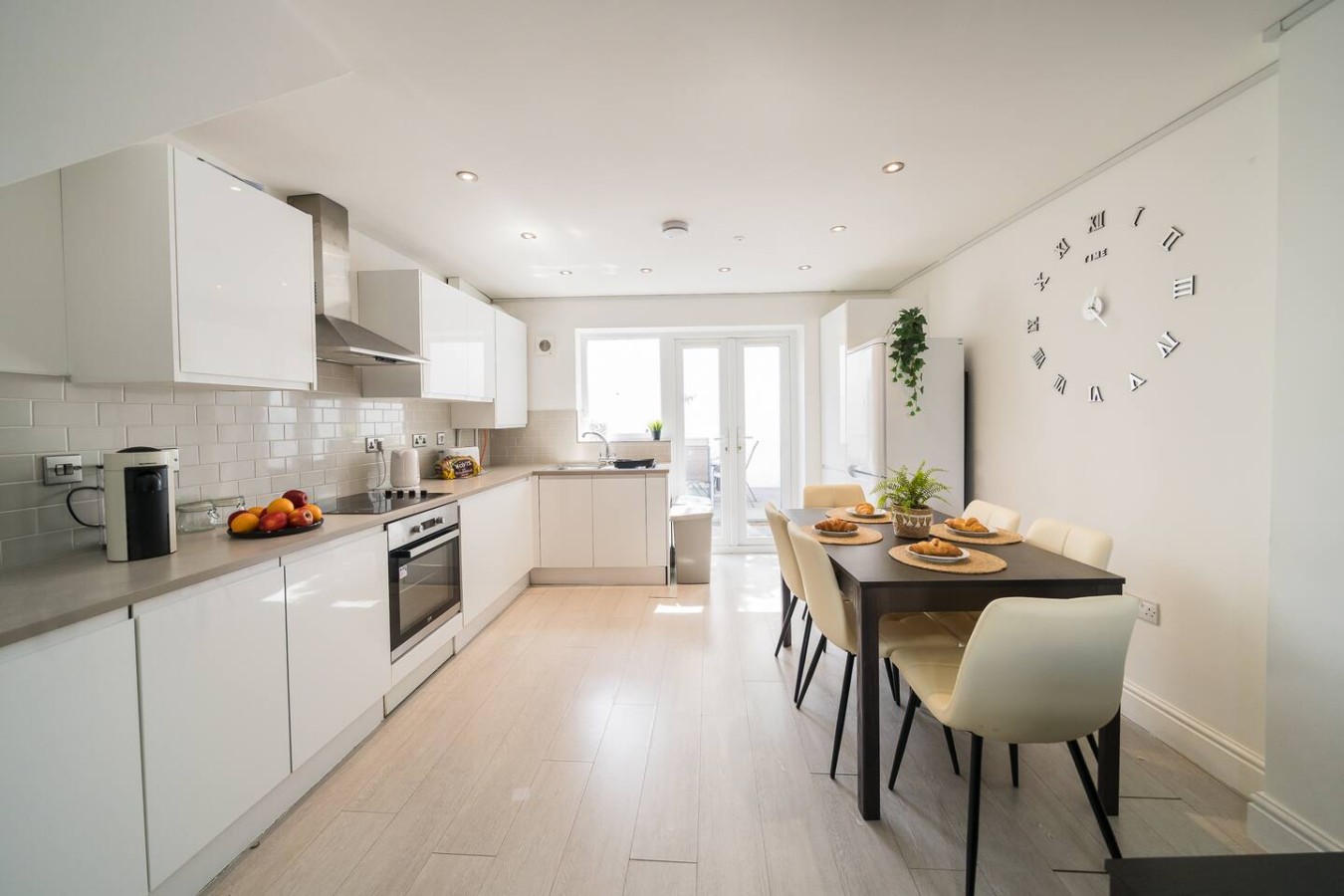 Premium 3 Bed Cardiff City Sleeps 9 with Free Parking in 11 Saint Peter's Street, Cardiff CF24 3BA - Property image 2 - VivreStays