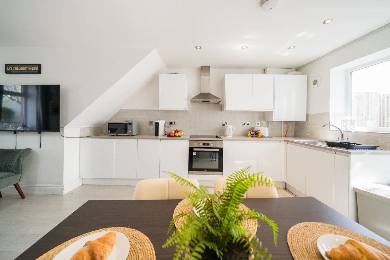 Premium 3 Bed Cardiff City Sleeps 9 with Free Parking in 11 Saint Peter's Street, Cardiff CF24 3BA - Property image 16 - VivreStays